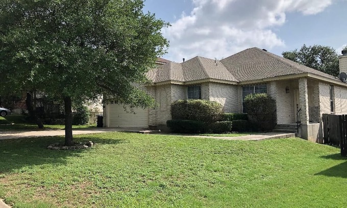 Far North Central Casa | Charming single-story 3-bedroom home nestled in the desirable Stone Oak area
