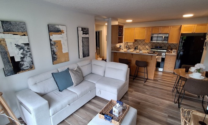 Lower Mount Royal Condominio | Chic Apt Near Stampede