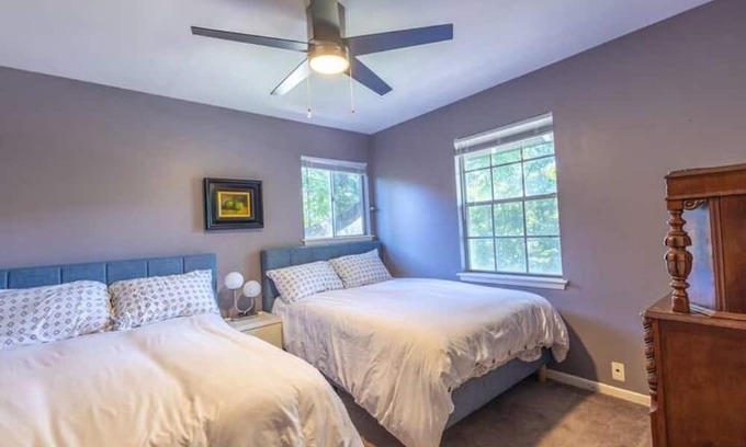 Blackshear-Prospect Hill Casa | Huge 4 Bedroom MCM House, Walk to Downtown!