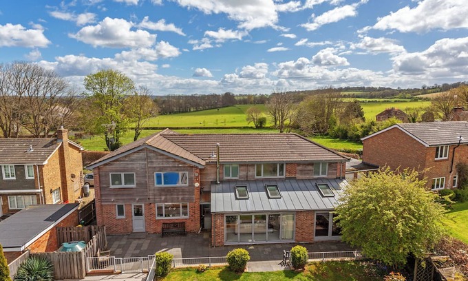 Broughton Casa | Perfect family getaway in the stunning Test Valley with a swimming pool!