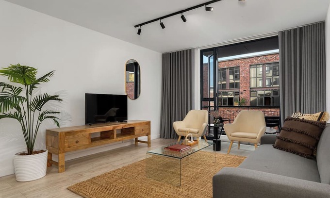Flora Park Apartamento | Modern Greenpoint Getaway