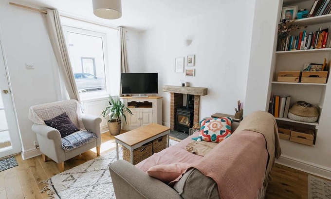 Newland Near Ulverston Casa | Cosy Ulverston Cottage with Log Burner & Garden