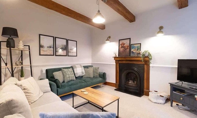 Matlock Cabaña | Charming Wensley Cottage in the Heart of Peaks