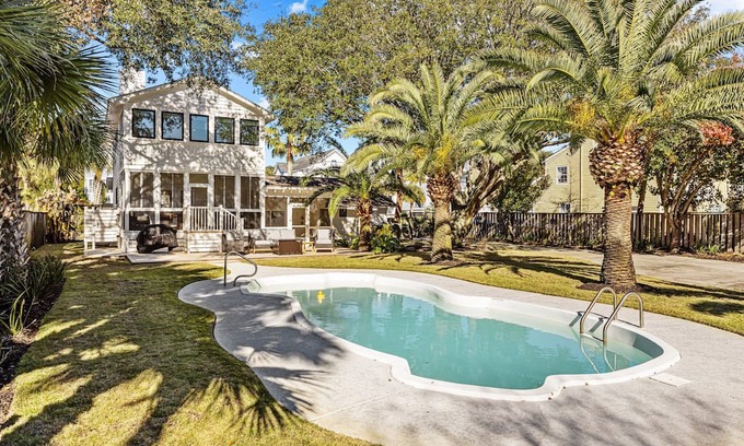Isle of Palms Casa | Renovated, Modern Beach Get-Away w/Private Pool! Easy Walk to Beach!
