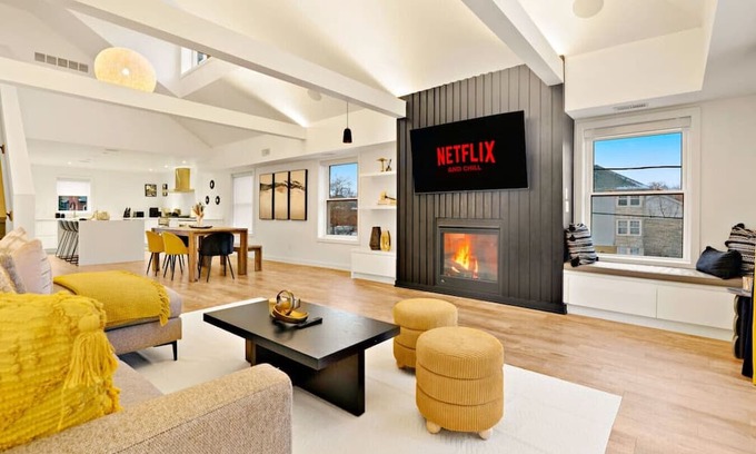 Downtown Apartamento | Central and Lux 2BR Suite with Den and BBQ Sleeps 6