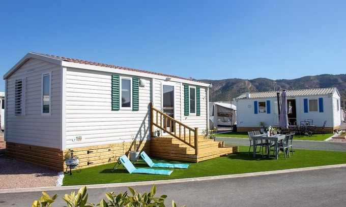 Benidorm Chalet De Esquí | Cozy 2-bedroom private chalet with all amenities close to charming Benidorm.
