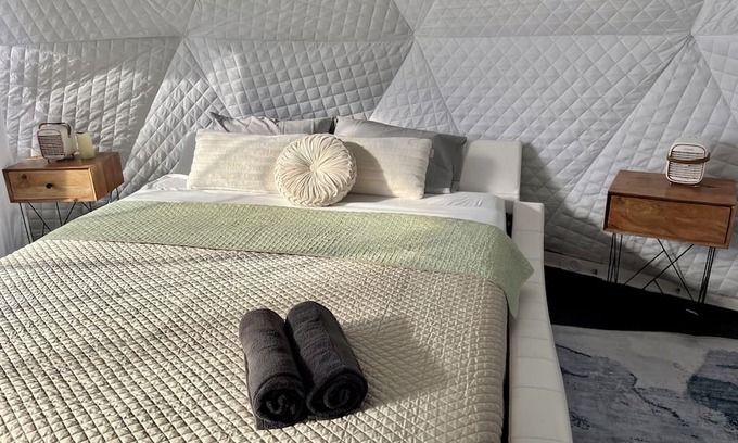 Amaranth Cabina | Enjoy the lovely setting of this romantic spot in nature.