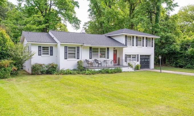 North Charleston Casa | Holmes Manor: 4br + Pool Table + Screen Porch!