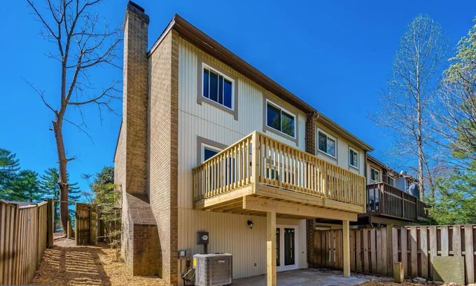Montgomery Village Casa | 3-bedroom townhome in Gaithersburg with WiFi, AC, Meditation Room Close to DC