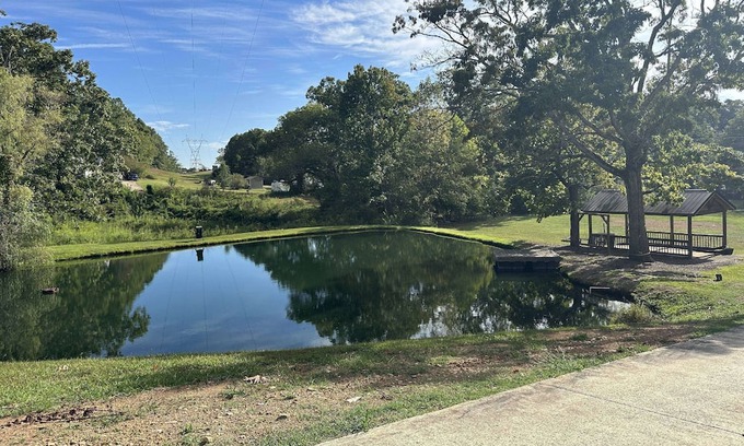 Lookout Valley Neighborhood Association Casa | New - Private pond stocked with fish - game room - fireplace - 2 acres to explore