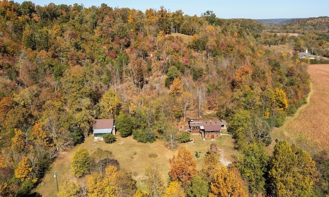 Fairview Cabina | Charming, private, 1952 log cabin in the country 4 miles from Fairview.