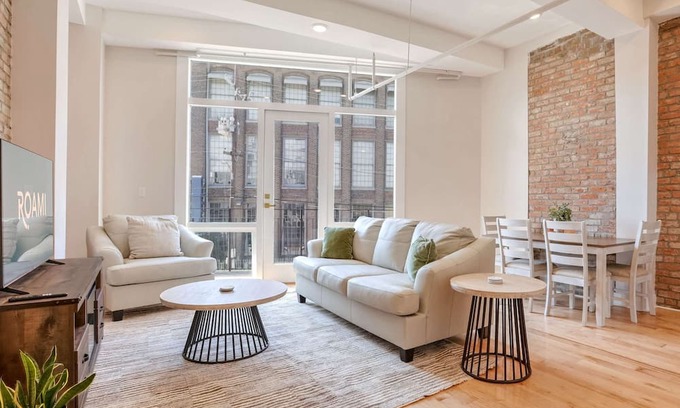 Arts/Warehouse District Casa | Roami at The Churchill | 2 Bedroom w/Balcony
