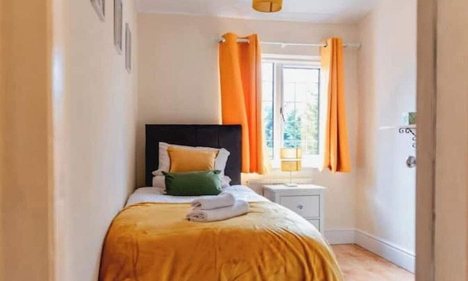 Birmingham Casa | Erdington, M6 Junction 6 - Drive- 3 bed- 5 singles