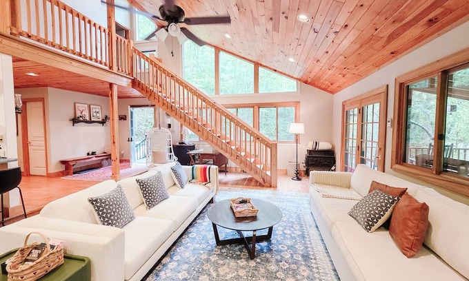 Franklin Chalet De Esquí | Native Gem Mountain Chalet with Views Near Smoky Mountains, Trails & Waterfalls