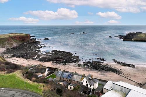 Eyemouth Casa | Beach front retreat with stunning views!