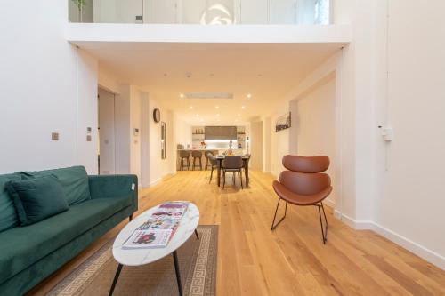 Tower Hamlets Apartamento | Exquisite 3BR Duplex Period Conversion, Air-con & Amenities
