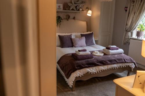 Appley Bridge Casa | Heather room at field view cottage
