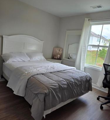 Clarkdale Casa | Queen room with private bath and wifi Room One