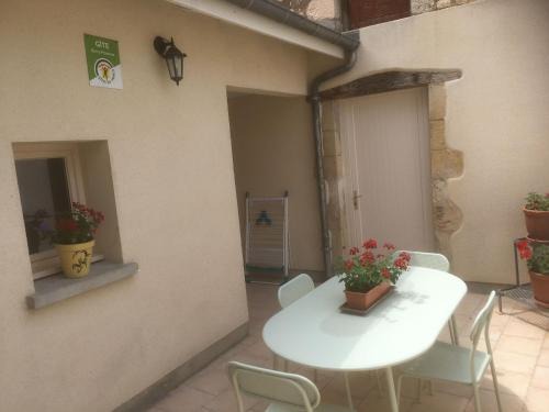 Dun-sur-Auron Casa | Gîte cosy à Dun-sur-Auron avec cour close et garage - FR-1-586-48