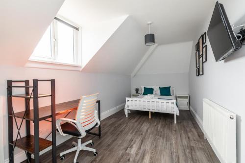 Bradley Stoke Casa | Dove Court Travel Lodge 7 - Top Floor Double Bedroom