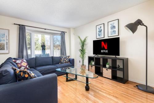 Mavis-Erindale Apartamento | Central 4 Bed Room Home by GO Station and Sq One!
