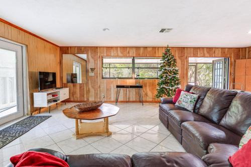 Sylvan Shores Casa | Lake Placid Home with Screened Porch Near Lake Clay