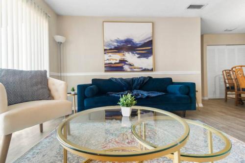 Melbourne Apartamento | Chic 3BR/2BA Escape: Pool, Gym, Laundry in Unit