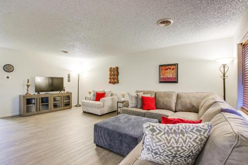 Twain Apartamento | Centrally Located Apt about 2 Mi to University of Iowa