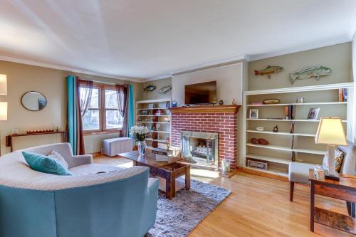 West Haven Casa | Pet-Friendly West Haven Rental Walk to Beach!