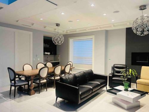 Burnaby Casa | Spacious, Luxurious house in the heart of Burnaby