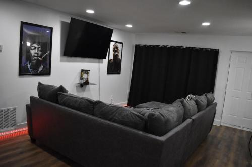 East Point Casa | Near ATL Airport Luxurious King Bed Suite W/Theater Room