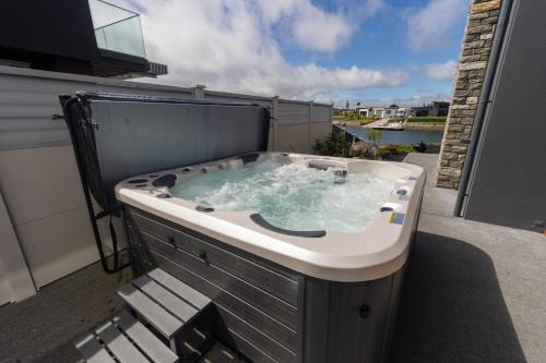 One Tree Point Cama Y Desayuno | Marsden Cove Canal Haven with Spa Pool