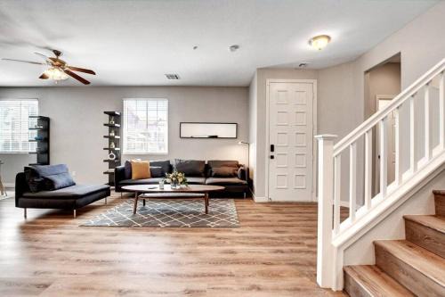Las Vegas Casa | Contemporary 3BR House Near DT Summerlin – 3 Miles